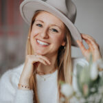 Life Coach Isabelle Hahn mit Hut