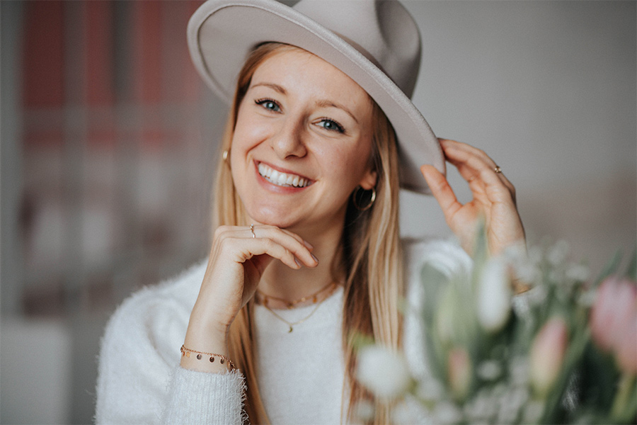 Life Coach Isabelle Hahn mit Hut